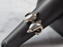 Load image into Gallery viewer, Womens Vintage Estate Sterling Silver Dolphins Ring 3.4g E3670