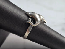 Load image into Gallery viewer, Womens Vintage Estate Sterling Silver Dolphins Ring 3.4g E3670