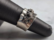 Load image into Gallery viewer, Womens Vintage Estate Sterling Silver Israel Floral Flower Band Ring 8.6g E3672