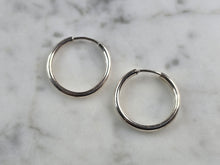 Load image into Gallery viewer, Womens Vintage Estate Sterling Silver Hoop Earrings 1.6g #E3804