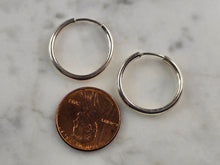 Load image into Gallery viewer, Womens Vintage Estate Sterling Silver Hoop Earrings 1.6g #E3804