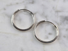 Load image into Gallery viewer, Womens Vintage Estate Sterling Silver Hoop Earrings 1.5g #E3812