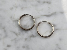 Load image into Gallery viewer, Womens Vintage Estate Sterling Silver Hoop Earrings 0.7g #E3814