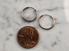 Load image into Gallery viewer, Womens Vintage Estate Sterling Silver Hoop Earrings 0.7g #E3814