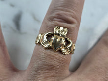 Load image into Gallery viewer, Mens Vintage Estate 14k Yellow Gold Irish Claddagh Ring 5.3g #E3983