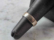 Load image into Gallery viewer, Womens Vintage Estate Sterling Silver Wedding Band Ring 3.6g E4008