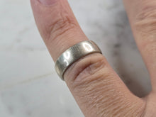 Load image into Gallery viewer, Womens Vintage Estate Sterling Silver Wedding Band Ring 3.6g E4008