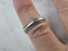 Load image into Gallery viewer, Womens Vintage Estate Sterling Silver Wedding Band Ring 2.8g E4009