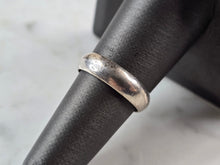 Load image into Gallery viewer, Womens Vintage Estate Sterling Silver Wedding Band Ring 1.3g E4010