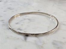 Load image into Gallery viewer, Womens Vintage Estate Sterling Silver Bangle Bracelet 8.0g E4082