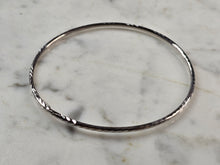 Load image into Gallery viewer, Womens Vintage Estate Sterling Silver Bangle Bracelet 3.6g E4092