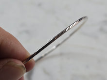 Load image into Gallery viewer, Womens Vintage Estate Sterling Silver Bangle Bracelet 3.6g E4092