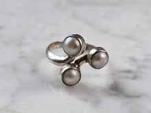 Load image into Gallery viewer, Womens Vintage Estate Sterling Silver Modernist Faux Pearl Ring 4.9g E4109