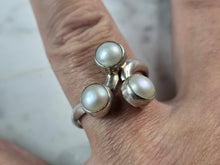 Load image into Gallery viewer, Womens Vintage Estate Sterling Silver Modernist Faux Pearl Ring 4.9g E4109