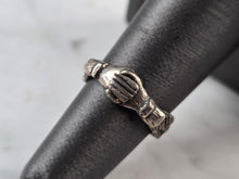 Load image into Gallery viewer, Womens Vintage Sterling Silver Holding Hands Friendship Ring 2.6g #E4130
