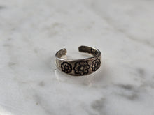 Load image into Gallery viewer, Womens Vintage Estate Sterling Silver Floral Toe Ring 1.2g, E4145