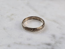 Load image into Gallery viewer, Womens Vintage Estate Sterling Silver Stackable Engraved Band Ring 1.2g E4155