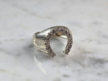 Load image into Gallery viewer, Mens Vintage Estate Sterling Silver CZ Horseshoe Ring 4.8g E4174