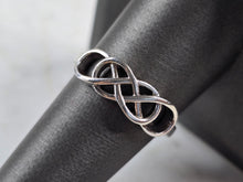 Load image into Gallery viewer, Womens Vintage Estate Sterling Silver Celtic Eternity Knot Ring 2.5g E4272