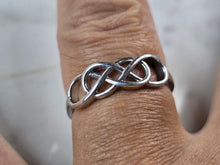 Load image into Gallery viewer, Womens Vintage Estate Sterling Silver Celtic Eternity Knot Ring 2.5g E4272