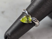 Load image into Gallery viewer, Womens Vintage Estate Sterling Silver Modernist Peridot Ring 3.9g E4279
