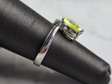 Load image into Gallery viewer, Womens Vintage Estate Sterling Silver Modernist Peridot Ring 3.9g E4279