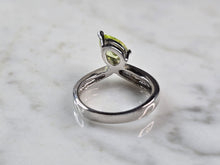 Load image into Gallery viewer, Womens Vintage Estate Sterling Silver Modernist Peridot Ring 3.9g E4279
