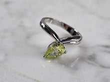 Load image into Gallery viewer, Womens Vintage Estate Sterling Silver Modernist Peridot Ring 3.9g E4279