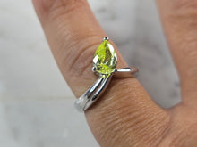 Load image into Gallery viewer, Womens Vintage Estate Sterling Silver Modernist Peridot Ring 3.9g E4279