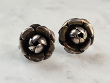 Load image into Gallery viewer, Womens Vintage Estate Sterling Silver Flower Screw Back Earrings 5.0g E4343