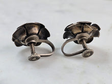 Load image into Gallery viewer, Womens Vintage Estate Sterling Silver Flower Screw Back Earrings 5.0g E4343