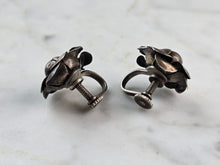 Load image into Gallery viewer, Womens Vintage Estate Sterling Silver Flower Screw Back Earrings 5.0g E4343