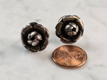 Load image into Gallery viewer, Womens Vintage Estate Sterling Silver Flower Screw Back Earrings 5.0g E4343