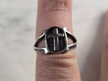Load image into Gallery viewer, Womens Vintage Estate Sterling Silver Religious Cross Ring 2.9g E4349