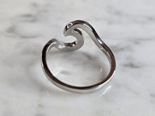 Load image into Gallery viewer, Womens Estate Sterling Silver Modernist Blue Opal Wave Ring 3.1g E4457