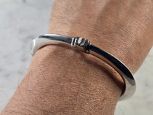 Load image into Gallery viewer, Womens Vintage Estate Sterling Silver Hinged Modernist Cuff Bracelet 16.9g E4537