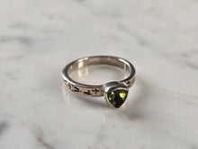 Load image into Gallery viewer, Womens Vintage Estate Sterling Silver Heart Ring 2.4g E4564