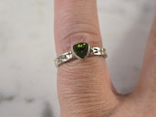 Load image into Gallery viewer, Womens Vintage Estate Sterling Silver Heart Ring 2.4g E4564