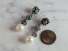 Load image into Gallery viewer, Womens Vintage Estate Sterling Silver Pearl Earrings 9.6g E4605