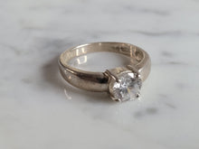 Load image into Gallery viewer, Womens Vintage Estate Sterling Silver CZ Ring 2.6g E4612