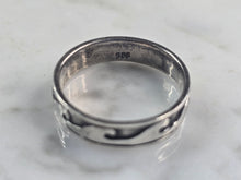 Load image into Gallery viewer, Womens Vintage Estate Sterling Silver Modernist Wave Ring 3.0g E4683