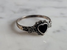 Load image into Gallery viewer, Womens Vintage Estate Sterling Silver Heart Shaped Ring, 2.1g  E4688