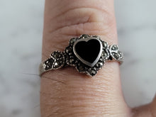 Load image into Gallery viewer, Womens Vintage Estate Sterling Silver Heart Shaped Ring, 2.1g  E4688