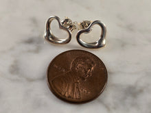Load image into Gallery viewer, Womens Tiffany and Company Peretti Sterling Silver Heart Earrings 1.6g #E4750