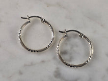 Load image into Gallery viewer, Womens Vintage Estate Sterling Silver Hoop Earrings 1.2g E4751