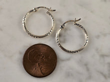 Load image into Gallery viewer, Womens Vintage Estate Sterling Silver Hoop Earrings 1.2g E4751