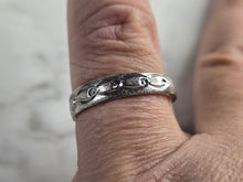 Load image into Gallery viewer, Womens Vintage Estate 14k White Gold Modernist Ring Band, 2.8g E4818