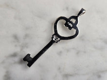 Load image into Gallery viewer, Womens Estate Sterling Silver Key Heart Pendant 2.1g #E4880
