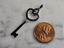 Load image into Gallery viewer, Womens Estate Sterling Silver Key Heart Pendant 2.1g #E4880