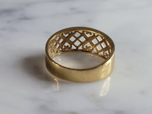 Load image into Gallery viewer, Womens Vintage Estate 18K Gold Filigree Heart Band Ring 3.3g E4903